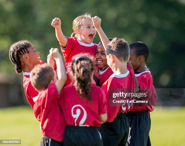 little girl cheering in team huddle - competition 個照片及圖片檔