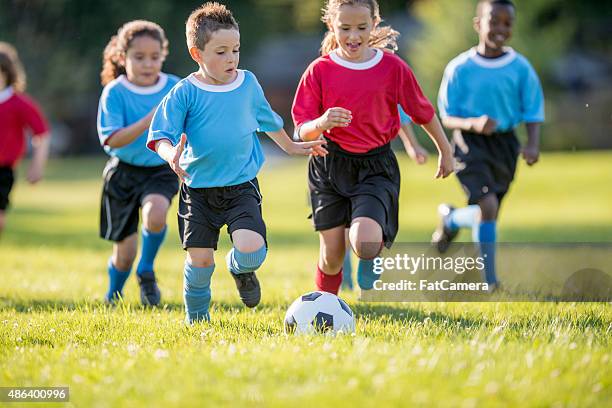 kinder rush zu fußball-spielball - of the best football kits stock-fotos und bilder