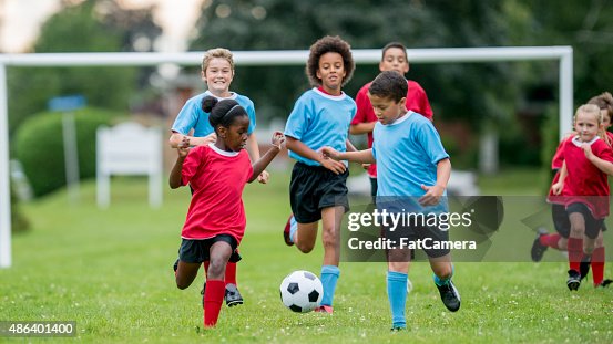 Bambini di inseguire pallone da calcio durante un Match Bambini di inseguire pallone da calcio durante un Match