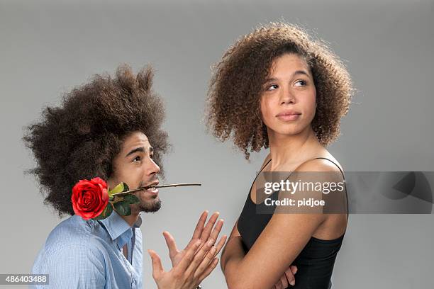 hombre mujer para cualquier perdón, con una rosa - rogar fotografías e imágenes de stock