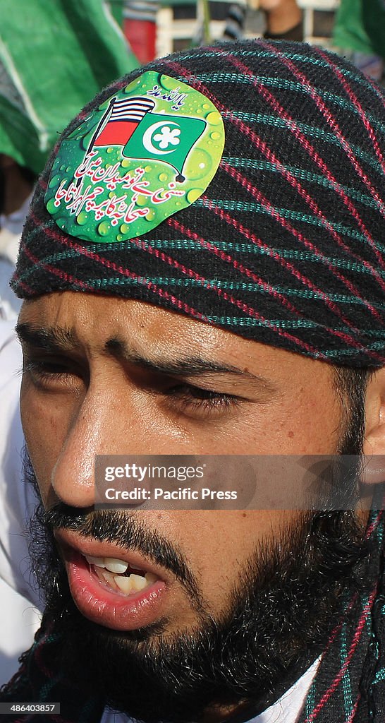 Pakistani Supporters of religious party (Ahle Sunnat Wal...