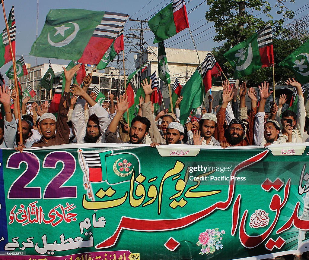 Pakistani Supporters of religious party (Ahle Sunnat Wal...