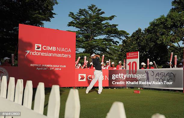 Louis Oosthuizen of South Africa in action during round one of the CIMB Niaga Indonesian Masters at Royale Jakarta Golf Club on April 24, 2014 in...