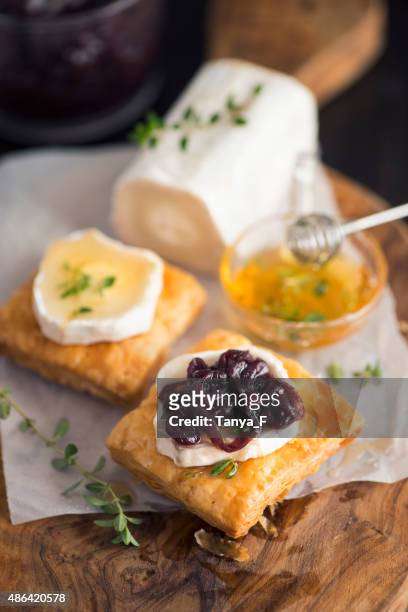 goat cheese appetizer with onion marmalade - marmalade stockfoto's en -beelden
