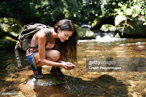 pure und erfrischenden - bach stock-fotos und bilder