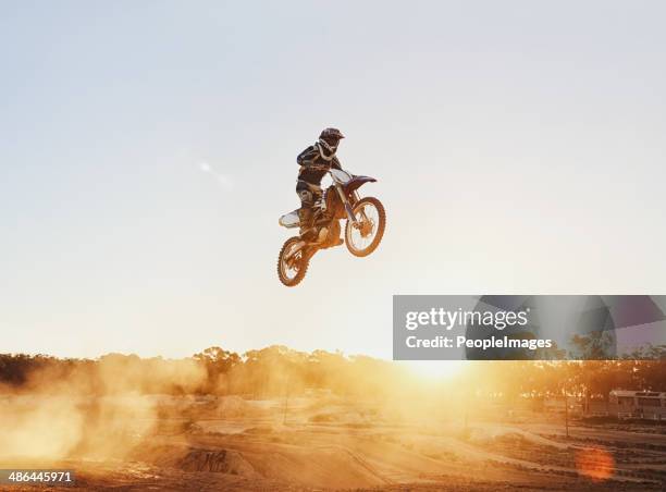 él volando en el aire - motocross fotografías e imágenes de stock