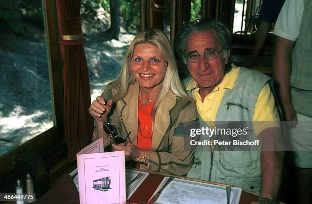 Marlene Charell, Ehemann Roger Pappini am , Dandemong Park bei Melbourne, Australien.