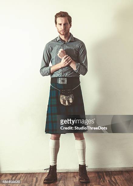 mann trägt kilt - schottische kultur stock-fotos und bilder