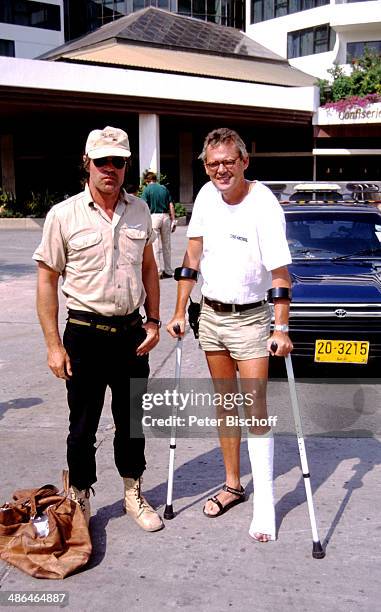 Oliver Tobias, Set-Aufnahmeleiter Lutz Meier-Ewert, ZDF-Serie "Verschollen in Thailand", Folge 1 "Dunkle Schatten" am , Insel Ko Pha Ngan, Thailand.