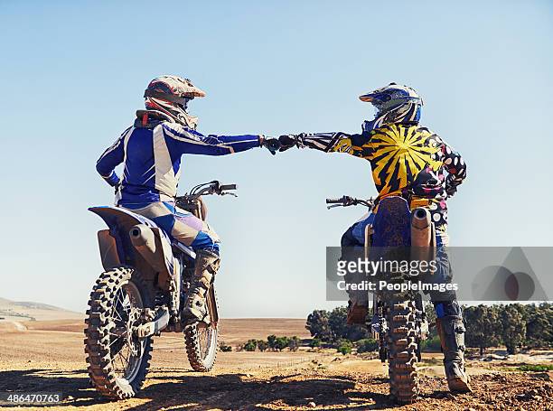 amizade, respeito e um estilo audaz rivalidade - motocross imagens e fotografias de stock