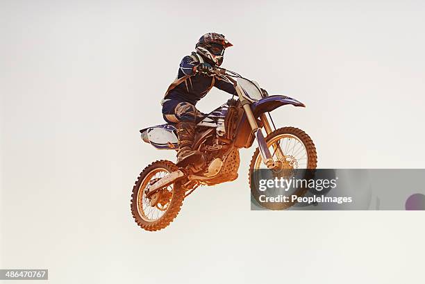 volant le sympathique skies.on son vélo - motocross photos et images de collection