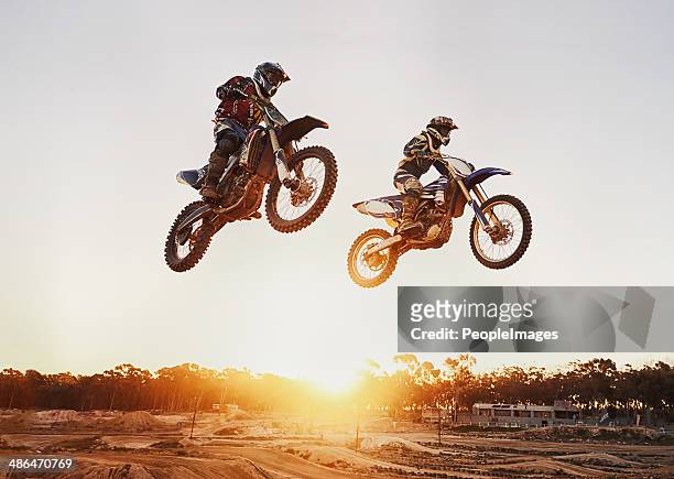 jumping auf den sonnenuntergang - motocross stock-fotos und bilder