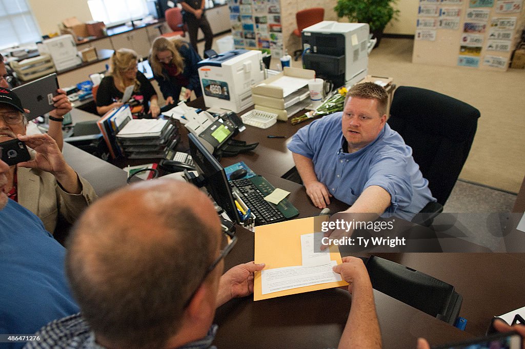 KY County Clerk Deputies To Issue Marriage Licenses After Kim Davis Is Jailed