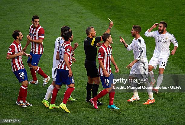 Referee Bjorn Kuipers shows a yellow card to Sergio Ramos of Real Madrid during the UEFA Champions League Final between Real Madrid CF and Club...