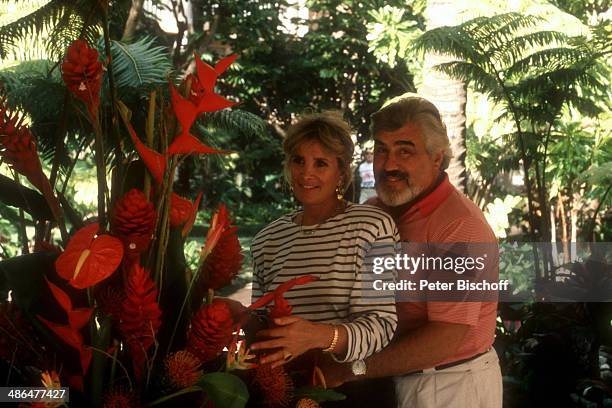 Mario Adorf, Ehefrau Monique, am Rande der Dreharbeiten zur ZDF-Serie "Insel der Träume", Folge 5, "Blutsbrüder" am , Insel Hawaii, USA.