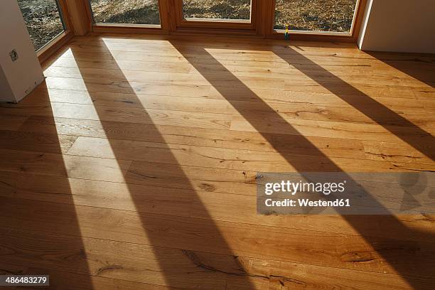 empty room with finished parquet flooring - eikenhout stockfoto's en -beelden