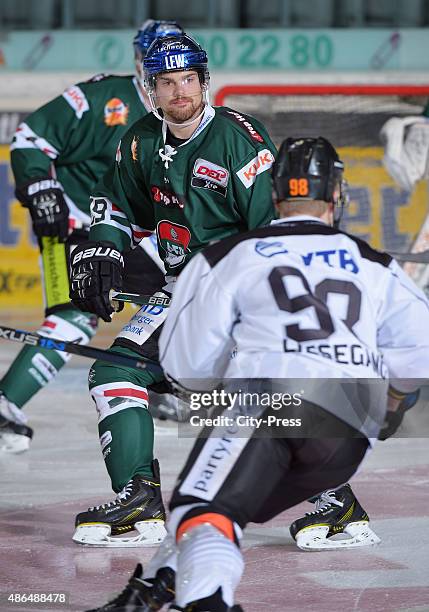 Drew LeBlanc of the Augsburger Panther konzentriert sich auf the puck during the game between Augsburger Panther and Frankfurter Loewen on September...