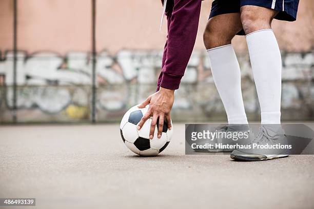 placing soccer ball - kneesock - fotografias e filmes do acervo