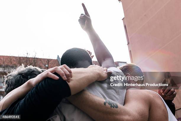 team celebrating victory - abrazo de grupo fotografías e imágenes de stock