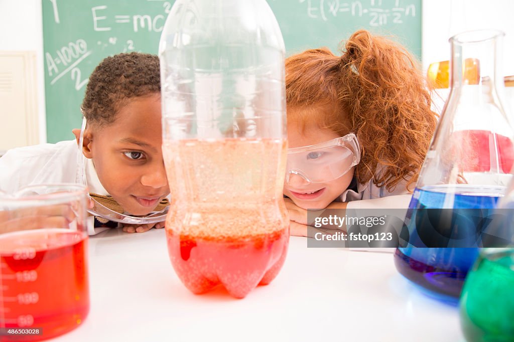 Bildung: Multi-ethnischen school children in science-Klasse. Chemie.