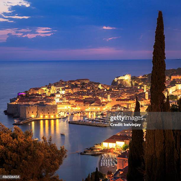 dubrovnik in croatia at night - dubrovnik stockfoto's en -beelden