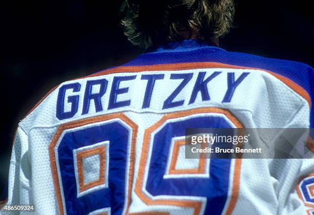General view of Wayne Gretzky of the Edmonton Oilers jersey during warm-ups before an NHL game circa 1987 at the Northlands Coliseum in Edmonton,...