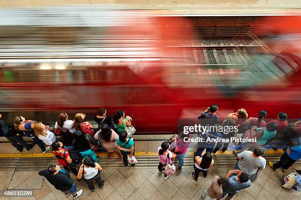 train station in sao paulo, brazil - metro train photos et images de collection