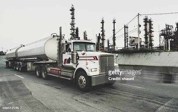 半タンカー肌の製油所 - オイルタンカー ストックフォトと画像