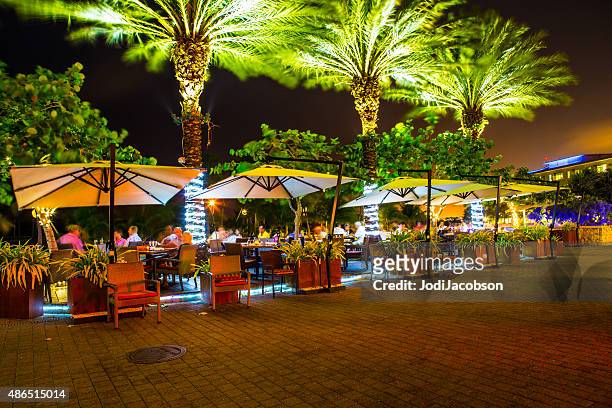 turisti avendo una cena all'aperto sulla camana baia di grand cayman - grand cayman islands foto e immagini stock