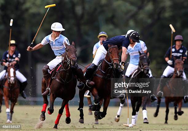 Juan Martín Zubía of Argentina and Francisco Irastorza of Rest of the World compete during a match between Argentina and Resto del mundo as part of...