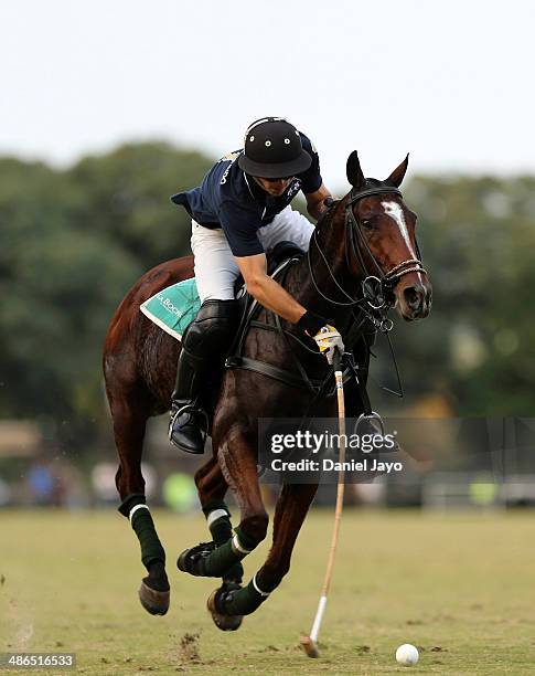 Pascual Sáinz de Vicuña of Rest of the World is chased by Diego Cavanagh of Argentina during a match between Argentina and Resto del mundo as part...