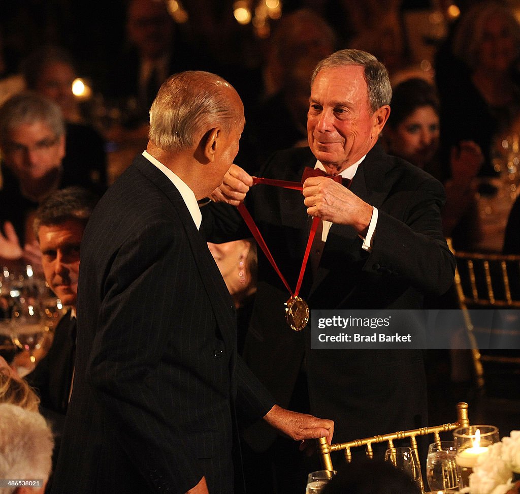 2014 Medal Carnegie Hall Of Excellence Gala Honoring Oscar De La Renta