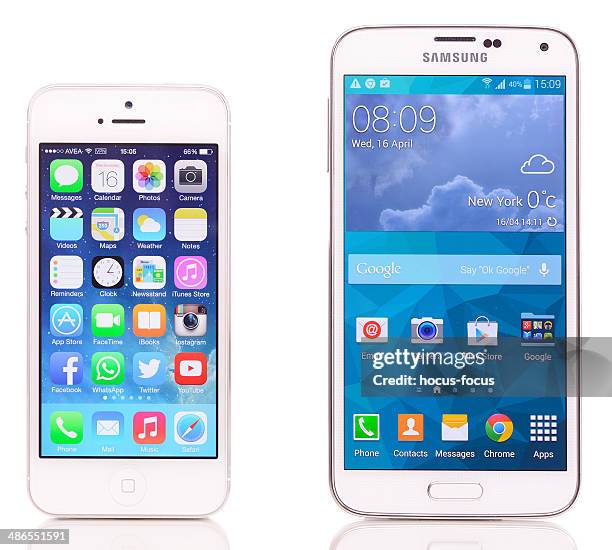 vergleich von samsung galaxy s5 und iphone 5 - apple samsung stock-fotos und bilder