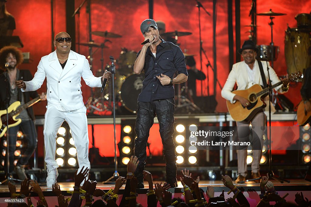 2014 Billboard Latin Music Awards - Show