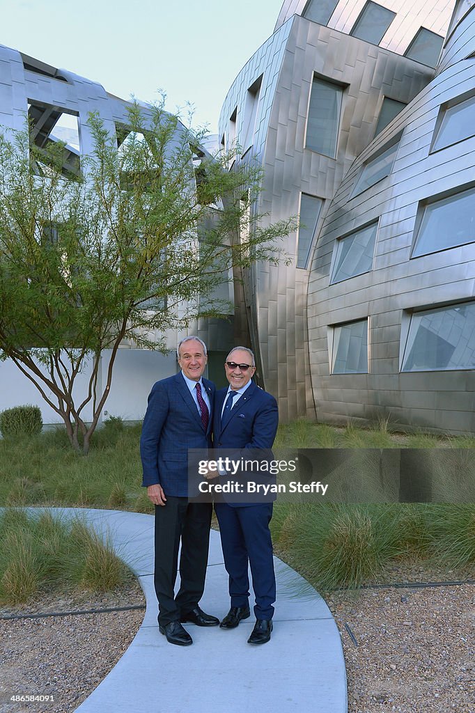 Gloria And Emilio Estefan Tours The Cleveland Clinic Lou Ruvo Center For Brain Health