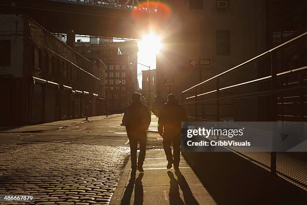 due uomo a piedi in brooklyn dumbo backstreet tramonto riflesso sull'obiettivo - riflesso sullobiettivo foto e immagini stock