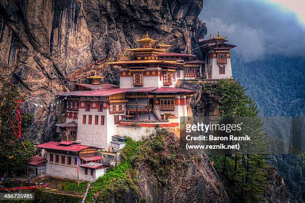 the tiger's nest monastery - bután fotografías e imágenes de stock