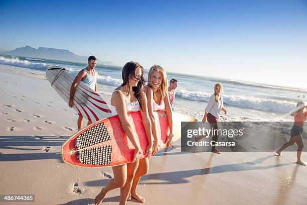 friends on beach - table mountain cape town stock pictures, royalty-free photos & images