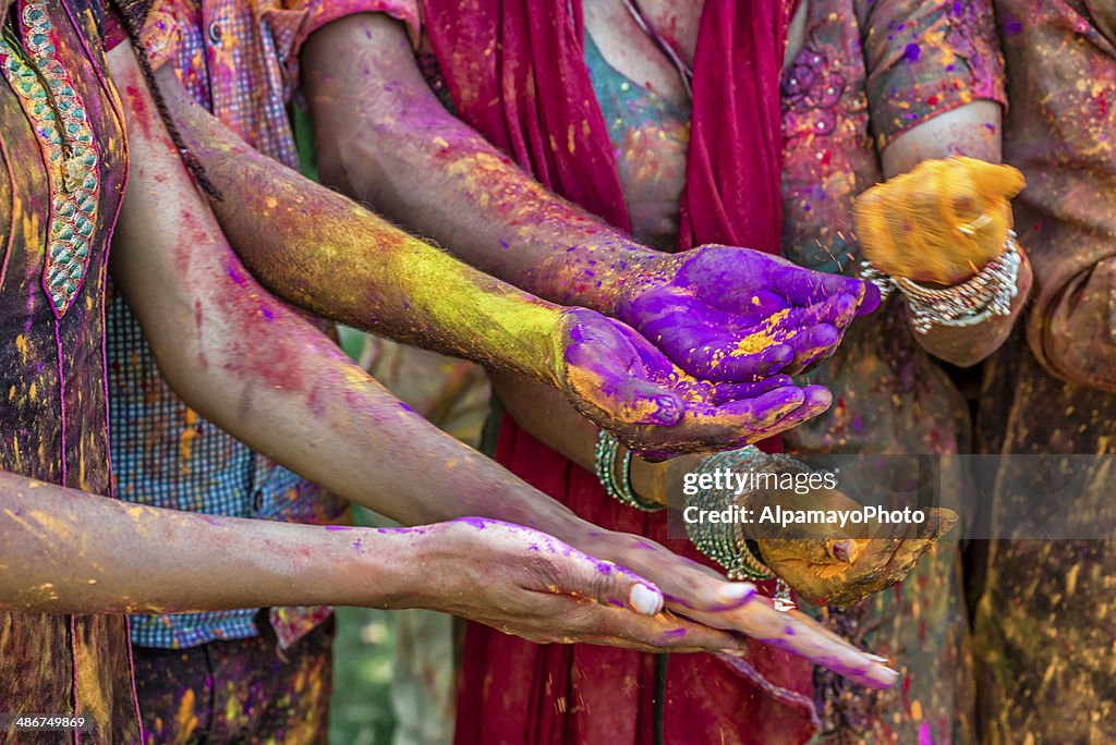 Holi polvo en las manos, festival de la India