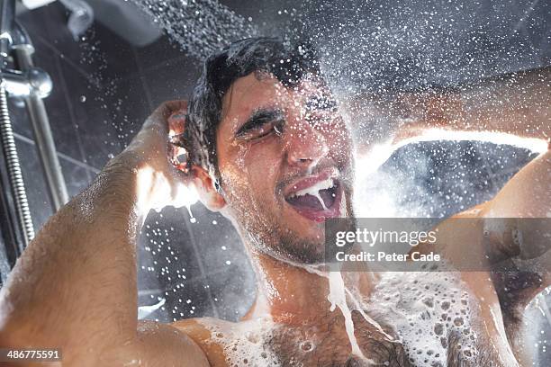 man in shower, rinsing shampoo from hair - homem banho imagens e fotografias de stock