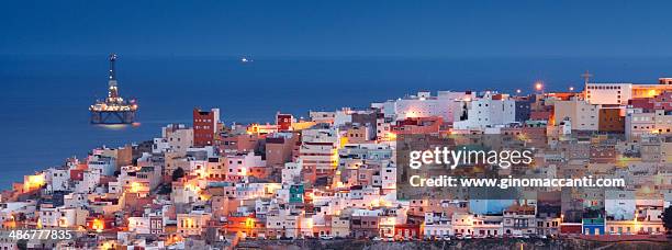 gsf artic i oil rig and village panorama - las palmas de gran canaria foto e immagini stock