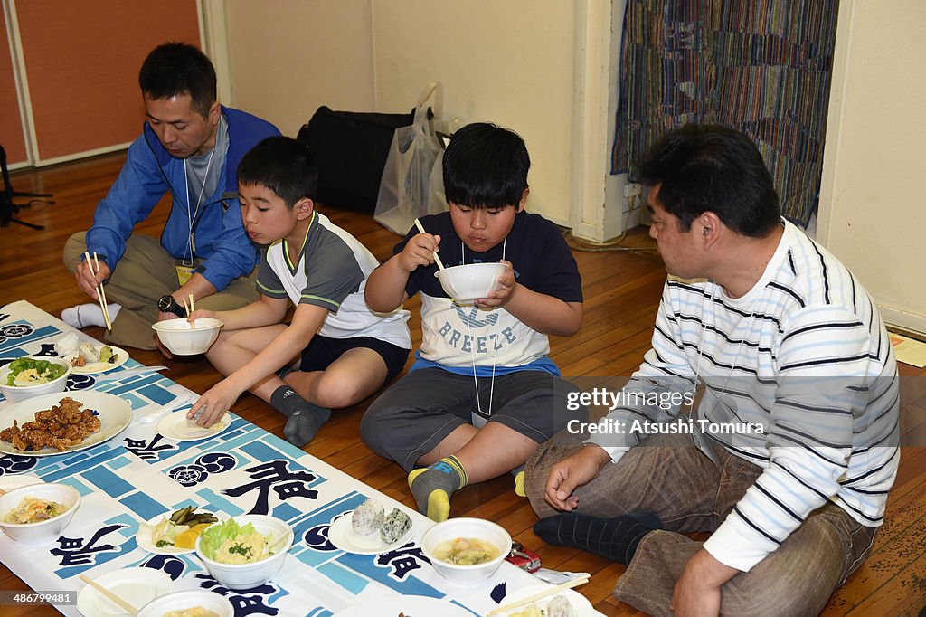 Children Learn How to Sumo Wrestle With Former Yokozuna Takanohana