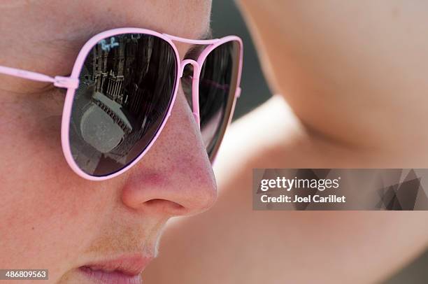 refletindo teatro romano em bosra - óculos de sol ray ban imagens e fotografias de stock