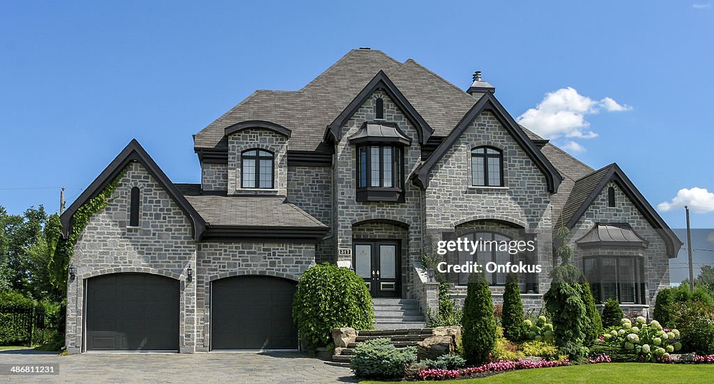 De luxo em casa suburbana Exterior no verão
