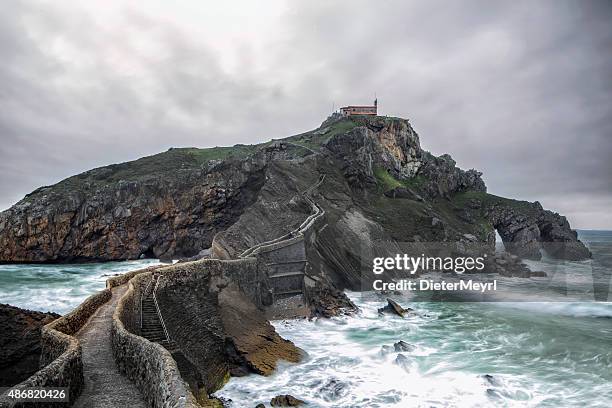 isla de gaztelugatxe, old hermitage en rocky island - gaztelugatxe fotografías e imágenes de stock