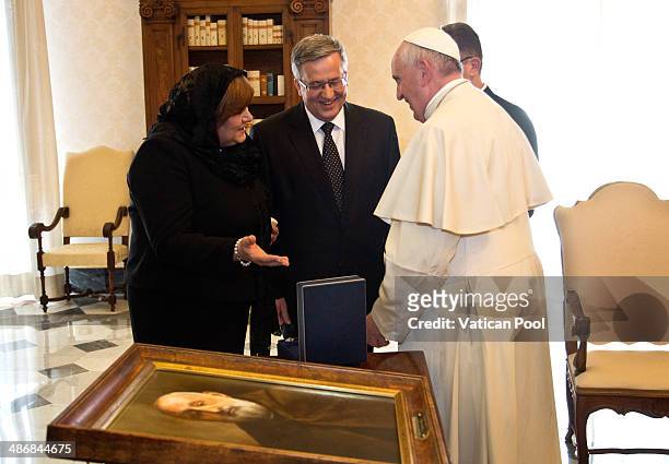 Pope Francis exchanges gifts with President of Poland Bronislaw Komorowski and his wife Anna Komorowska at his private library in the Apostolic...