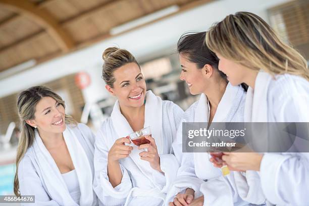 mädchen im spa - junggesellinnenabschied stock-fotos und bilder