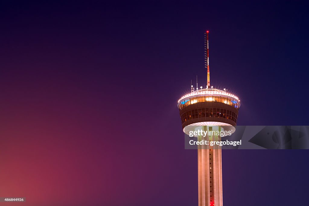 Tower of the Americas in San Antonio, TX, bei Nacht