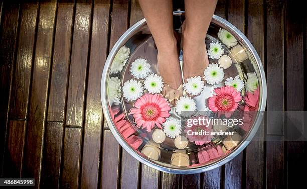 femme au spa les pieds dans l’eau - réflexologie photos et images de collection