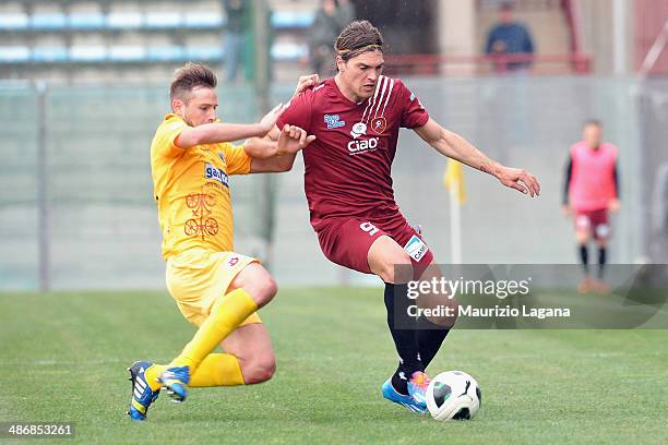 Federico Gerardi of Reggina competes for the ball with Michele Pellizzer of Cittadella during the Serie B match between Reggina Calcio and AS...